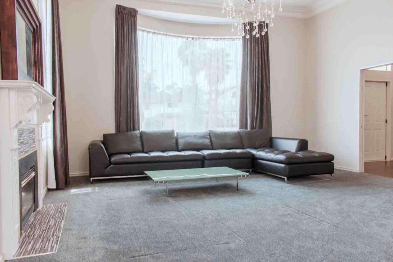 Elegant 6 Bdr Sleeps 13 In East Holiday home *