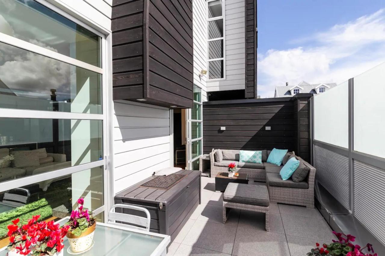 Designer 3 Bedroom With Harbour Views *