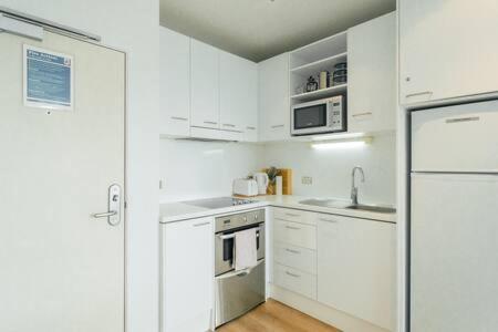 2 Bedroom Unit. Fabulous City/harbour Views Lvl 28 Apartment