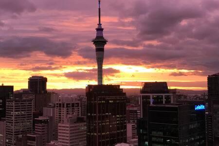 2 Bedroom Unit. Fabulous City/harbour Views Lvl 28 * Auckland