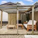Fusion Modern Escape With Parking And Patio