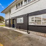 Spacious Freshly Renovated 3Br Ellerslie Unit