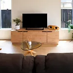 Luxe Modern Large Bedroom With Shared Kitchen And Amenities