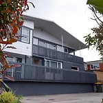 3-Bedroom 2-Bathroom Bright & Sunny Family Home