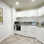 Spacious Park Views With Spa, Pool, Gym, Netflix