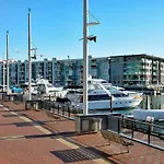 Qv Stylish Waterfront Apartment - 317