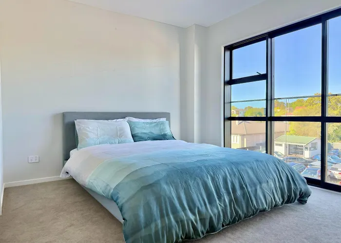 Lake Quarter Apartment