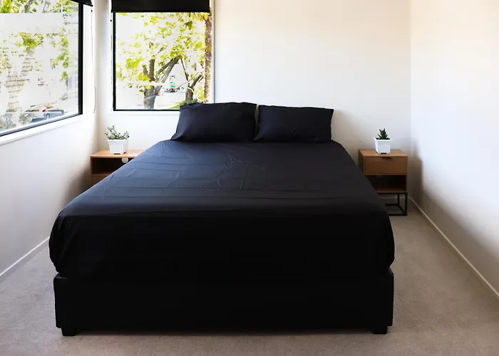 Luxe Modern Large Bedroom With Shared Kitchen And Amenities