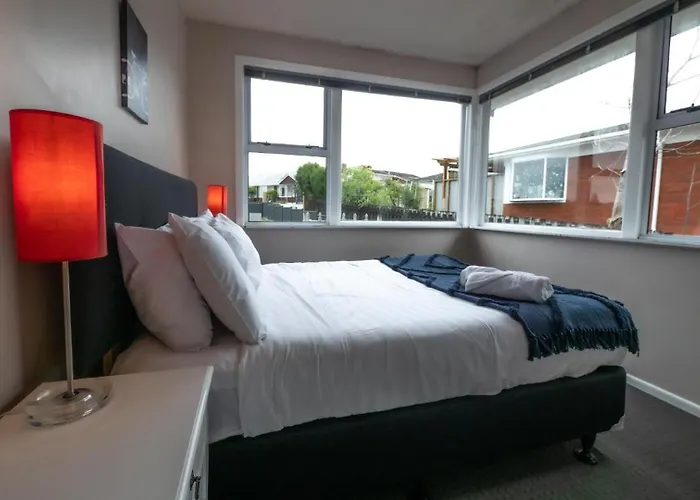 3-Bedroom 2-Bathroom Bright & Sunny Family Home