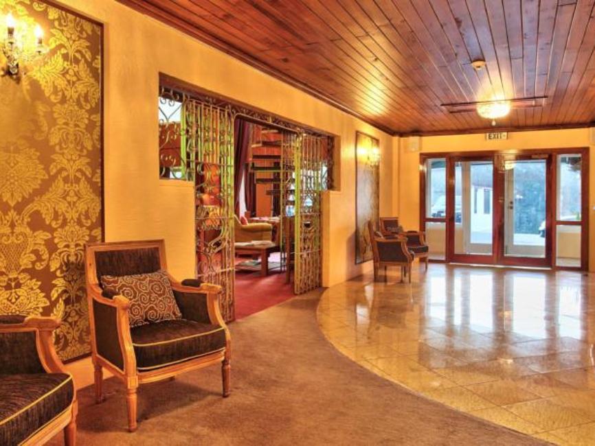 Waitakere & Hotel 4*