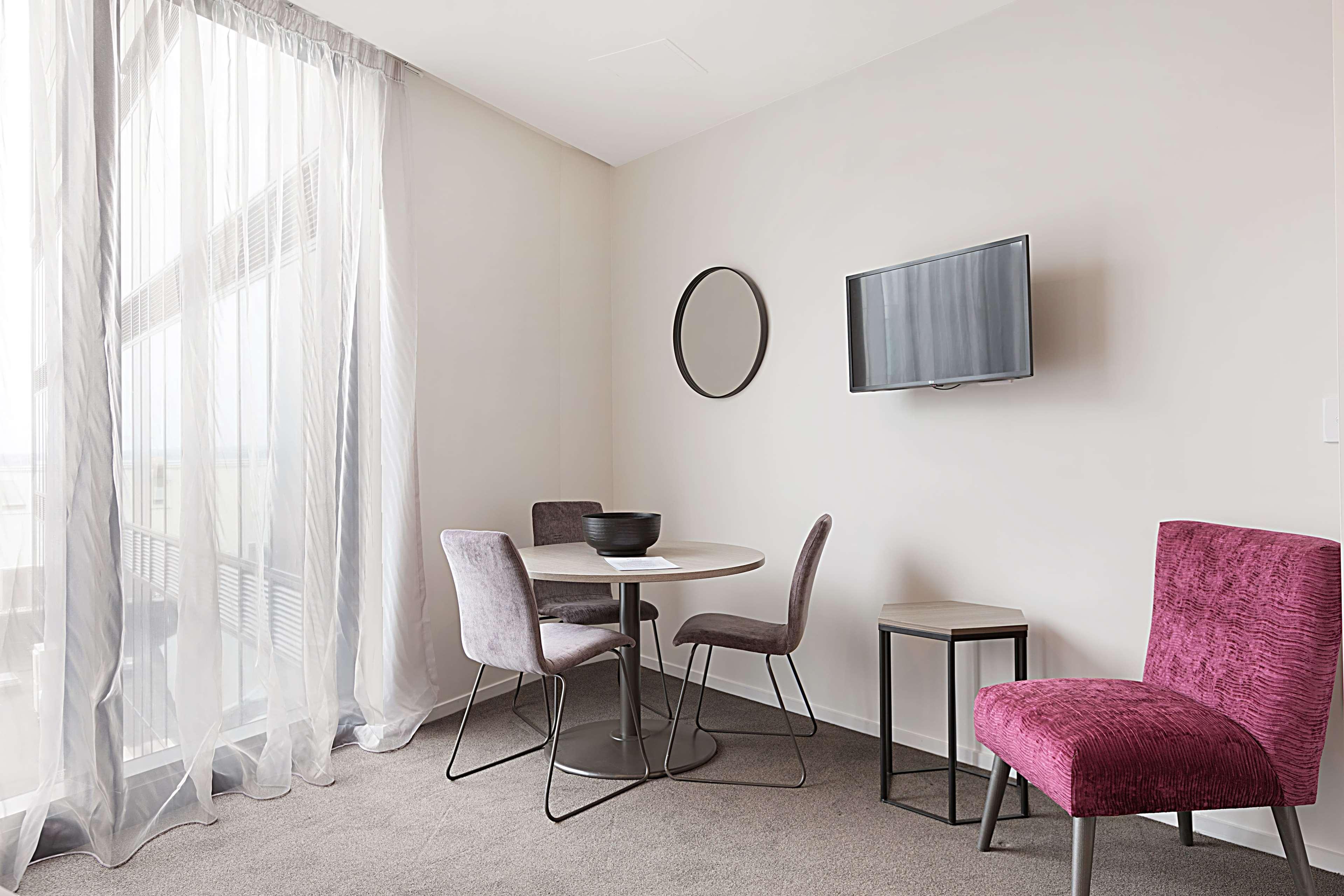 Hotel Ramada By Wyndham Victoria Street West 4*