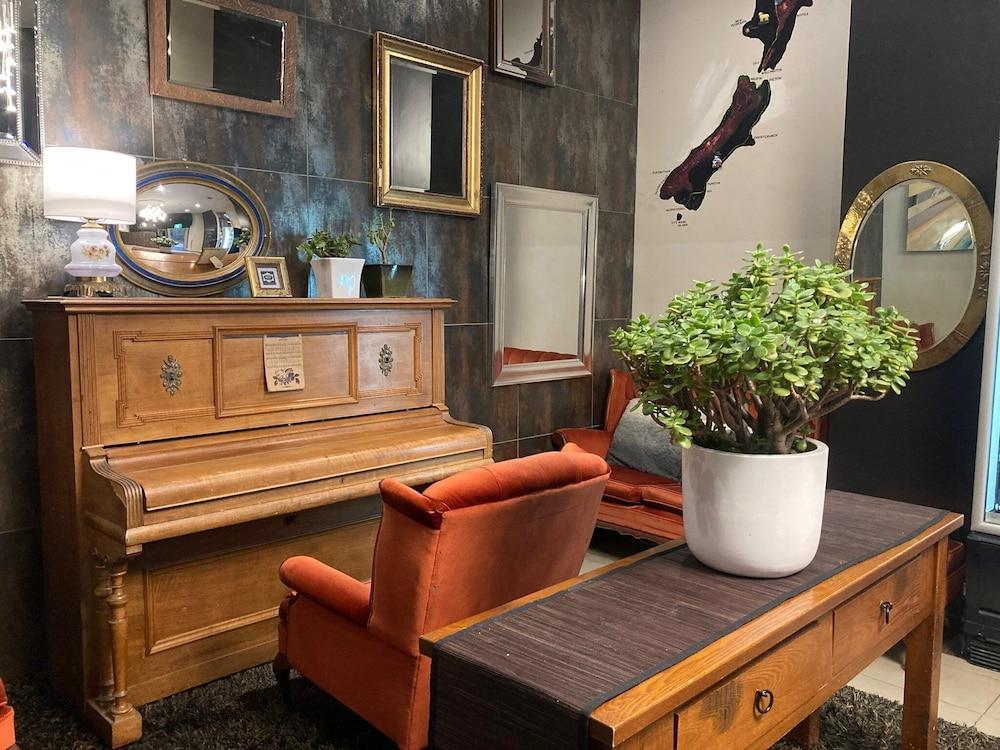 - Hobson St Aparthotel 4*