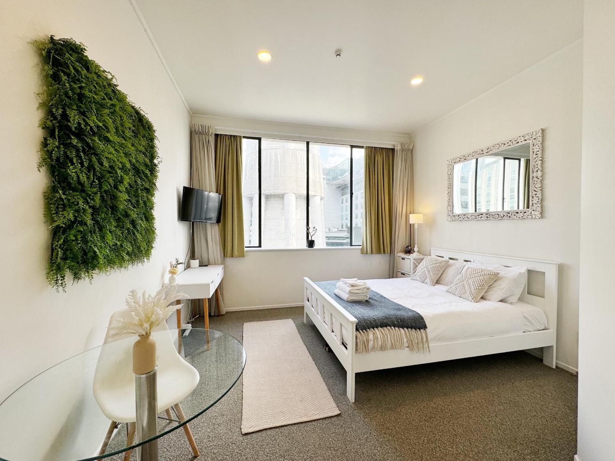 Skytower Views, Washer & Dryer, Tv!