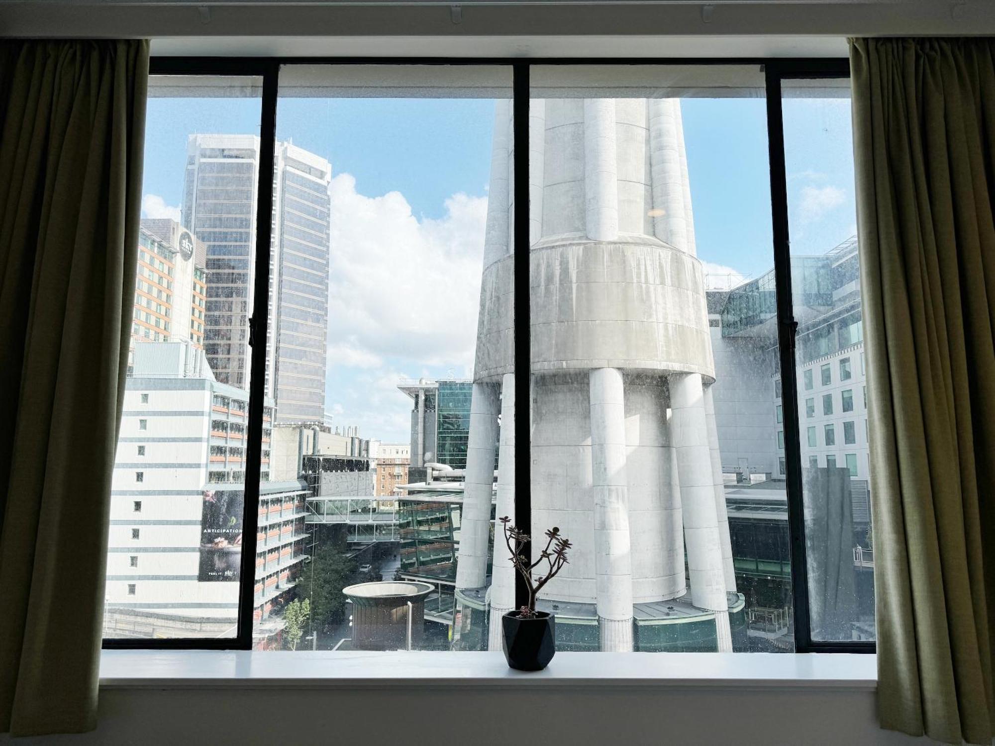 Skytower Views, Washer & Dryer, Tv! *