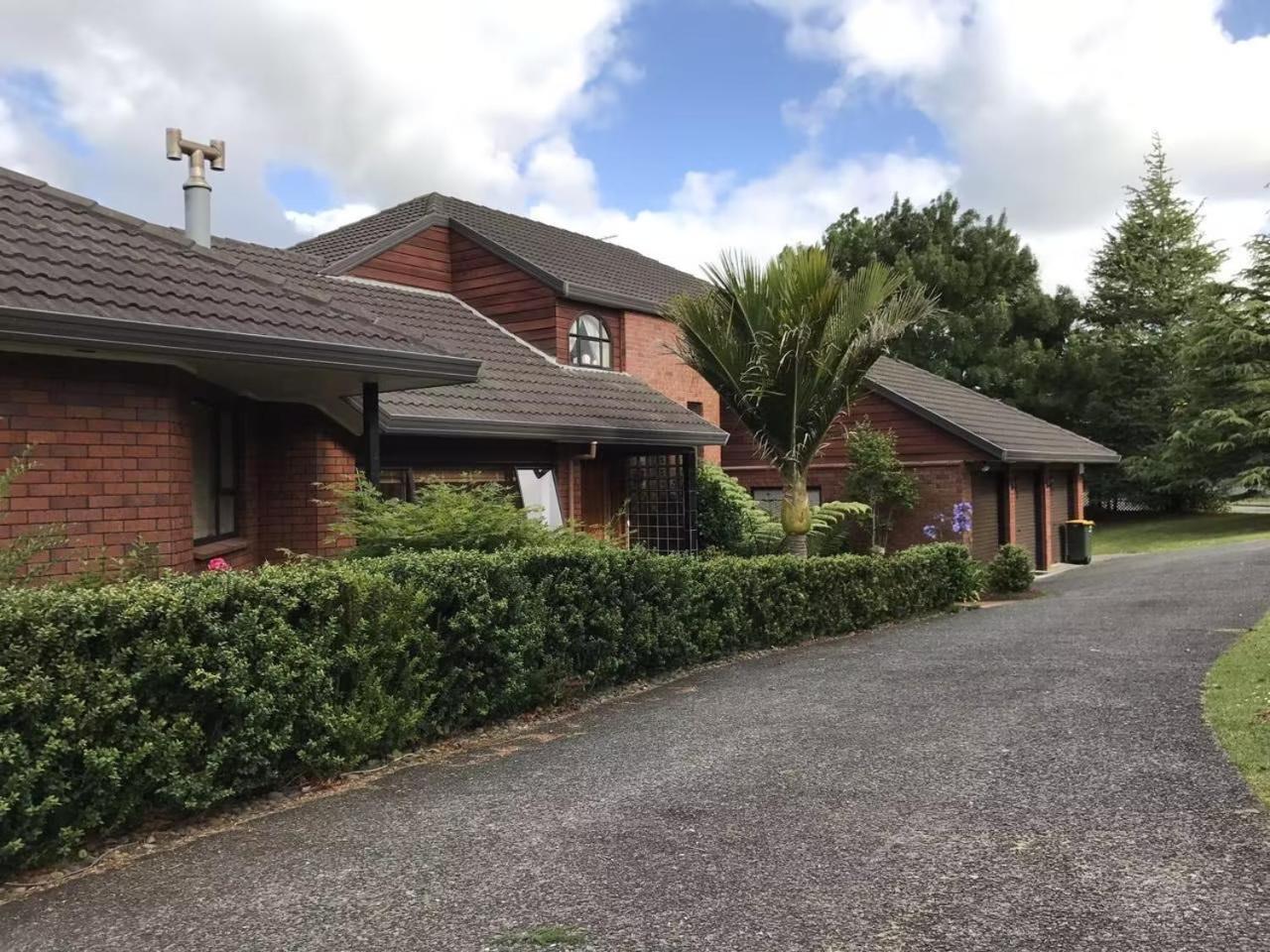 Villa Beautiful Estuary Views In Shelly Park Auckland