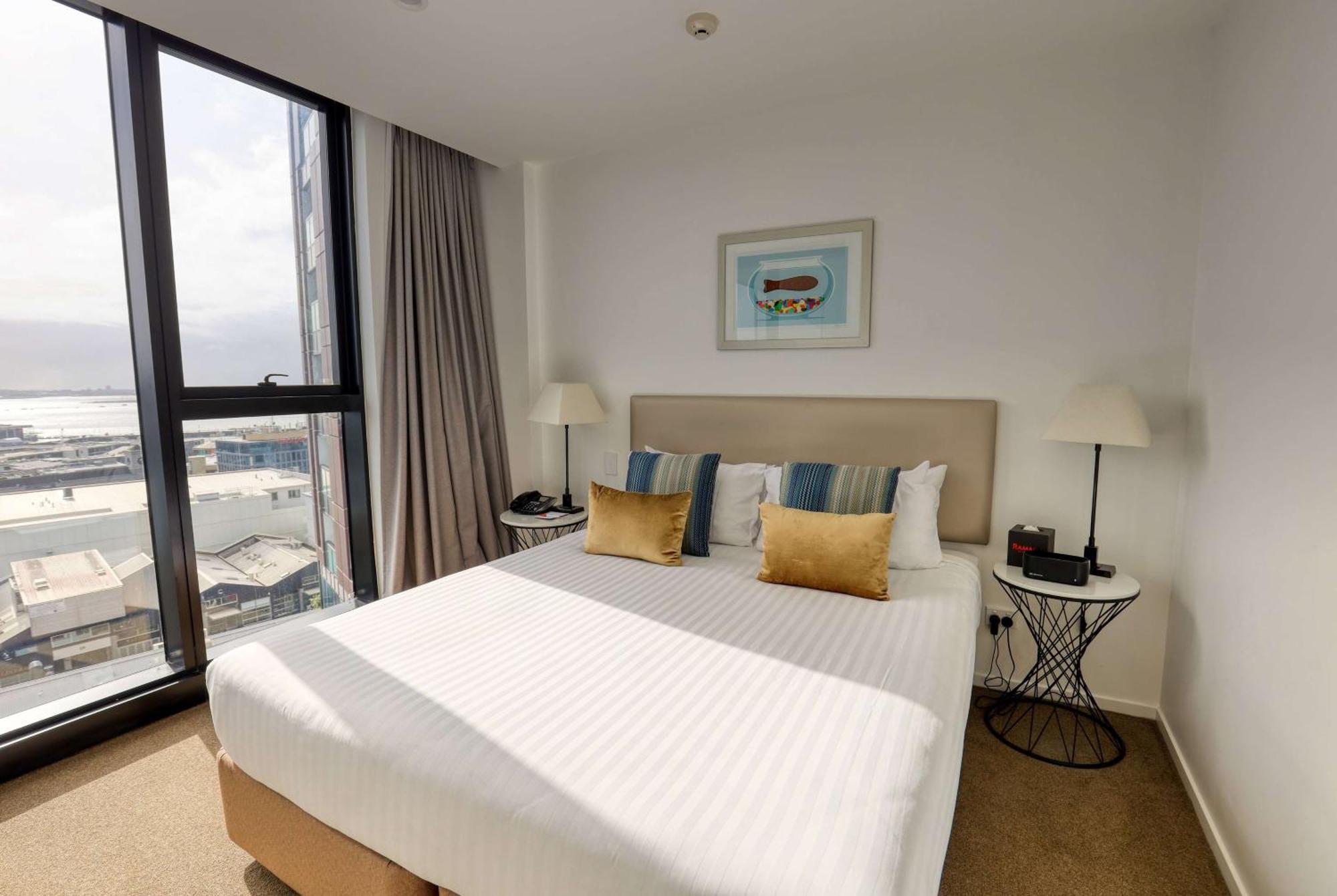 Hotel Ramada By Wyndham Victoria Street West 4*