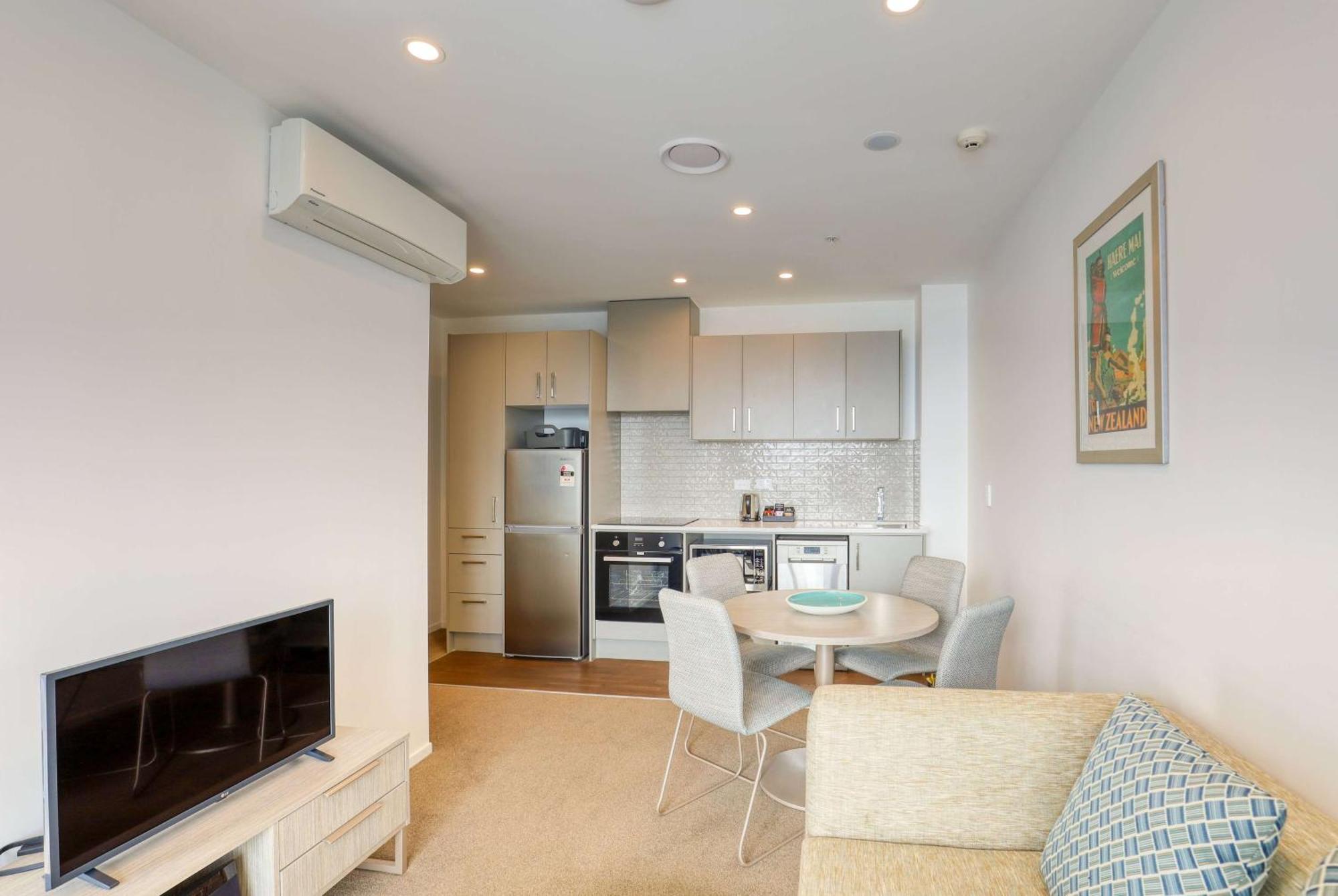 Ramada By Wyndham Victoria Street West Hotel 4*
