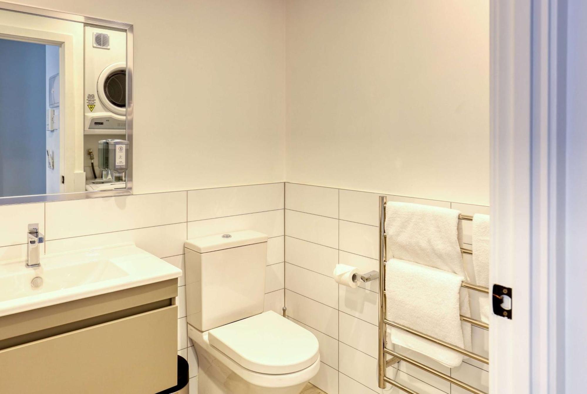 Hotel Ramada By Wyndham Victoria Street West 4*