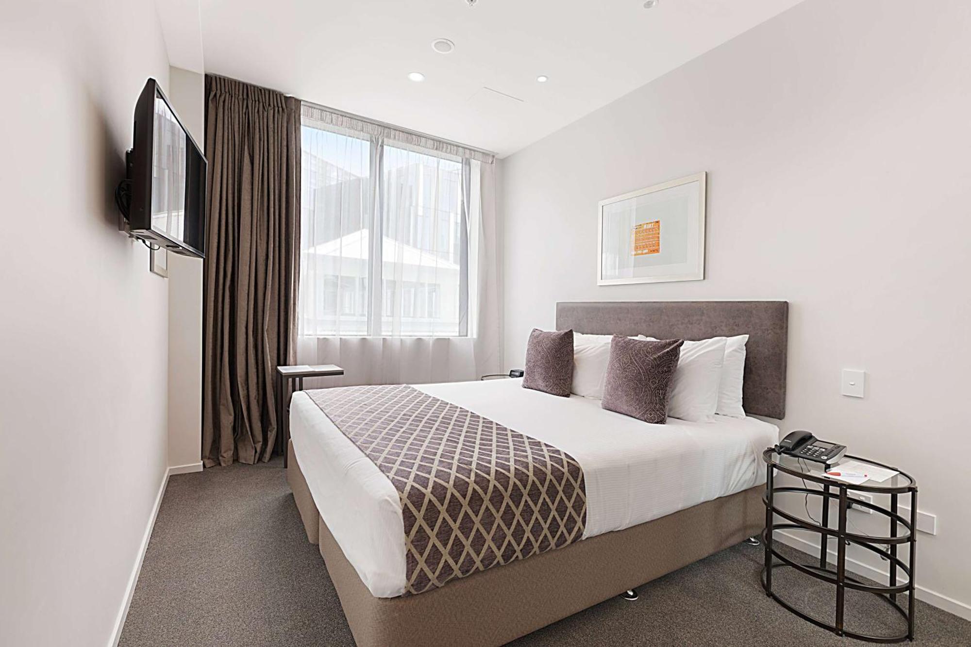 Ramada By Wyndham Victoria Street West 4*