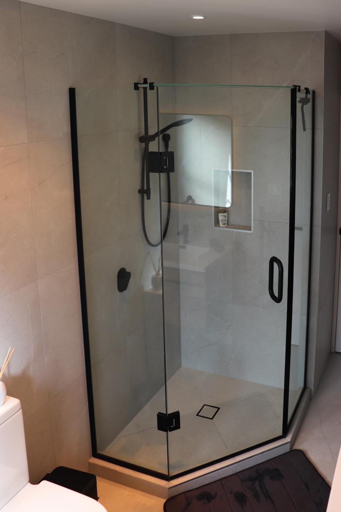 Homestay Luxe Modern Large Bedroom With Shared Kitchen And Amenities
