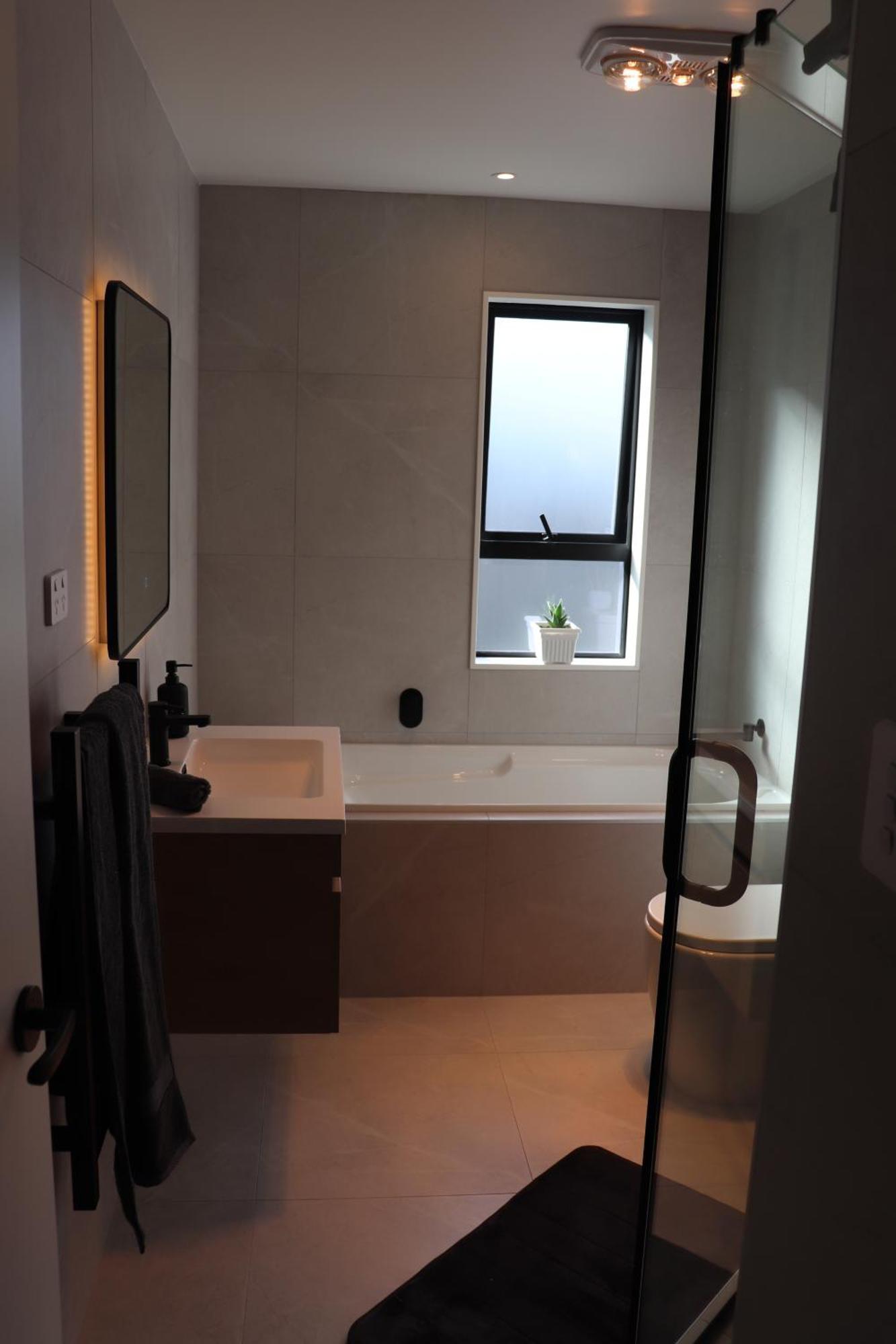 Luxe Modern Large Bedroom With Shared Kitchen And Amenities *