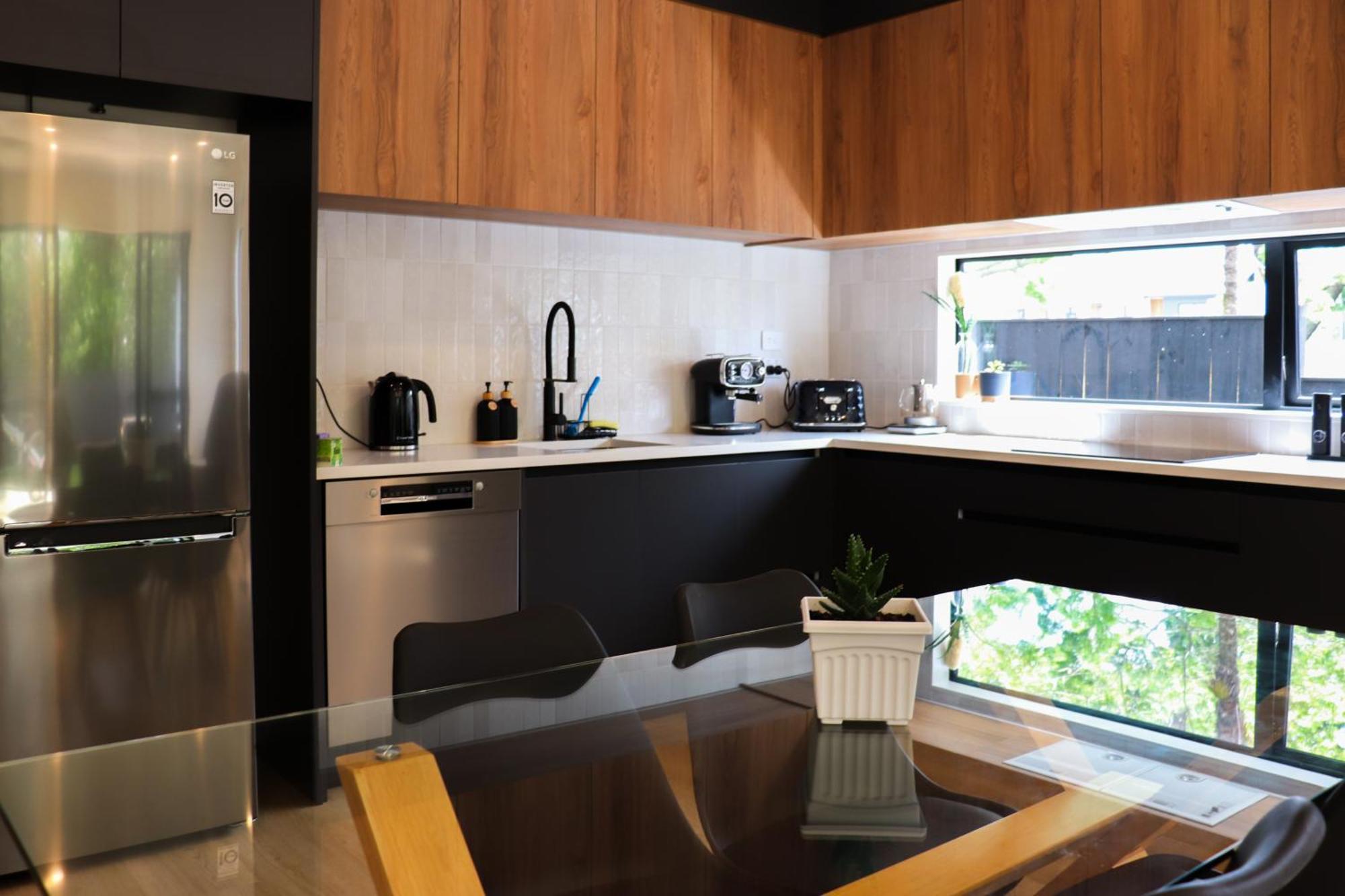 Homestay Luxe Modern Large Bedroom With Shared Kitchen And Amenities