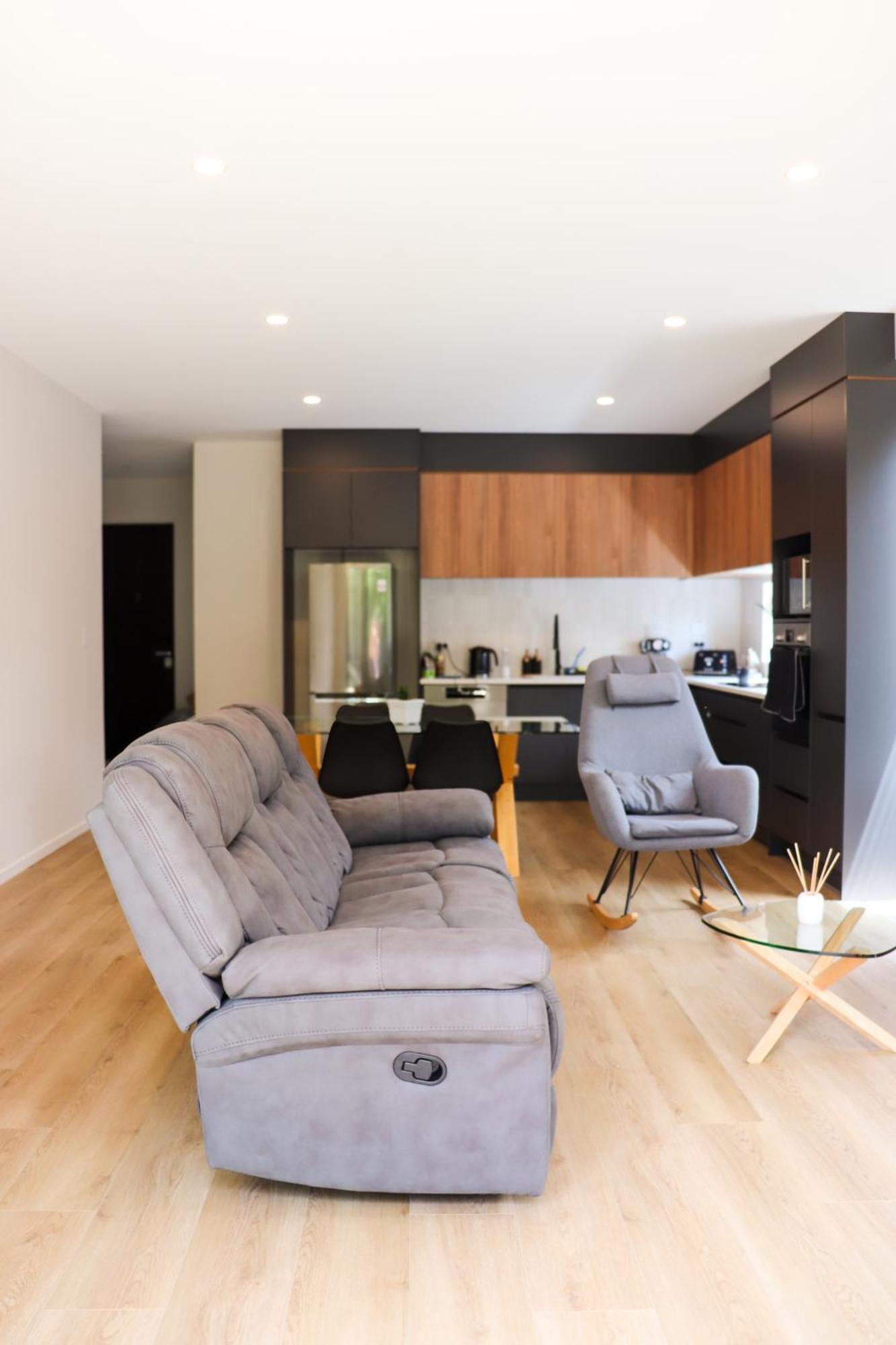 Homestay Luxe Modern Large Bedroom With Shared Kitchen And Amenities Auckland