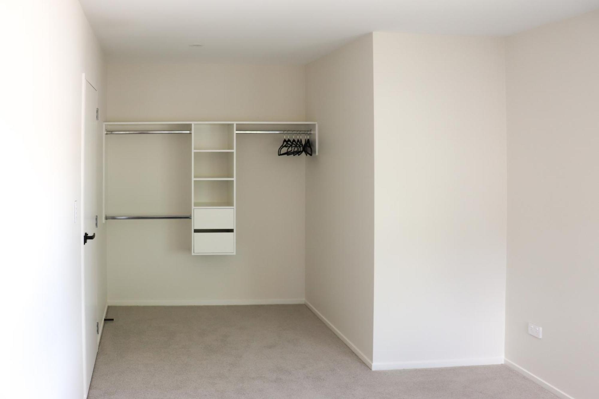 Luxe Modern Large Bedroom With Shared Kitchen And Amenities *