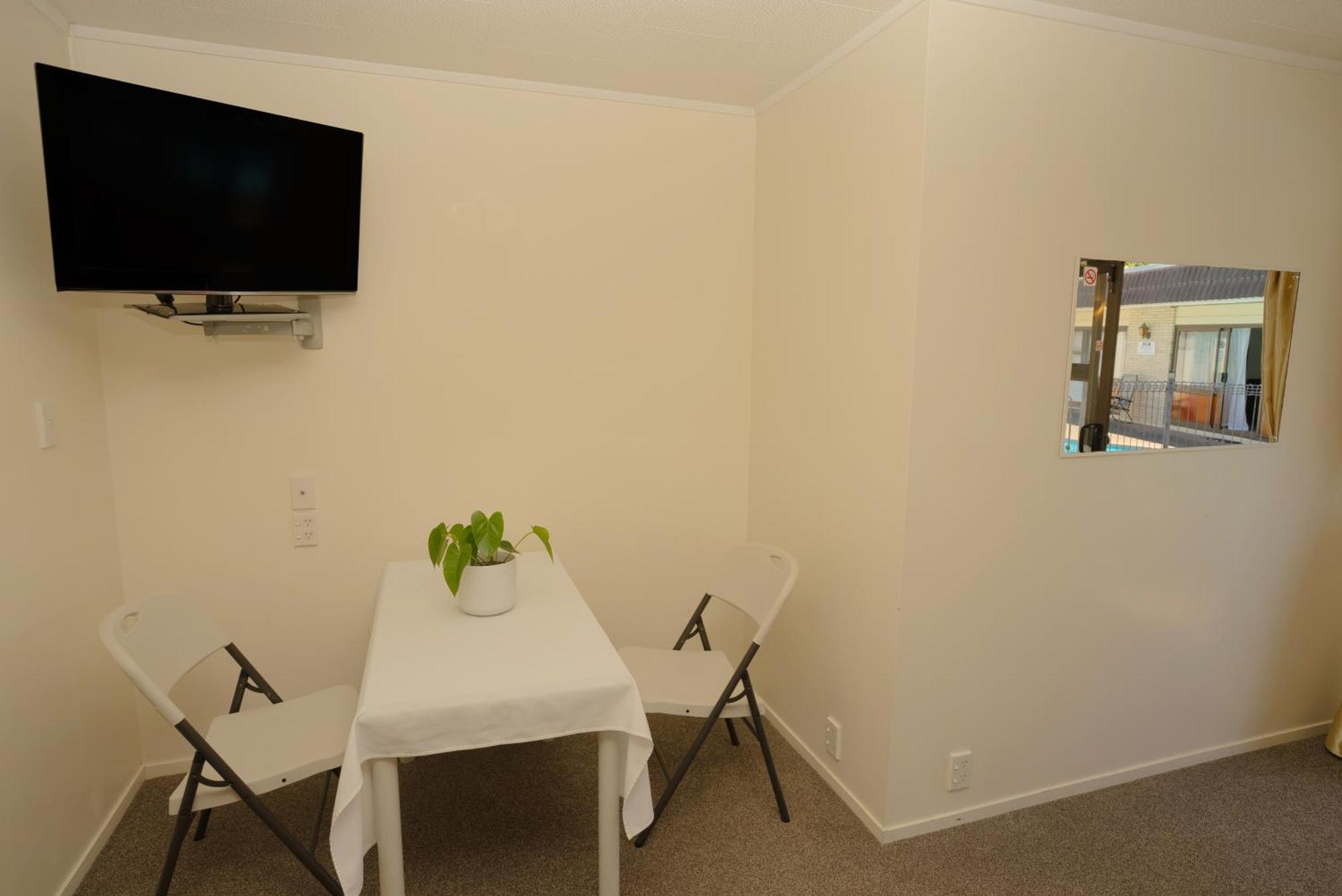 Dukes Midway Motel 4*