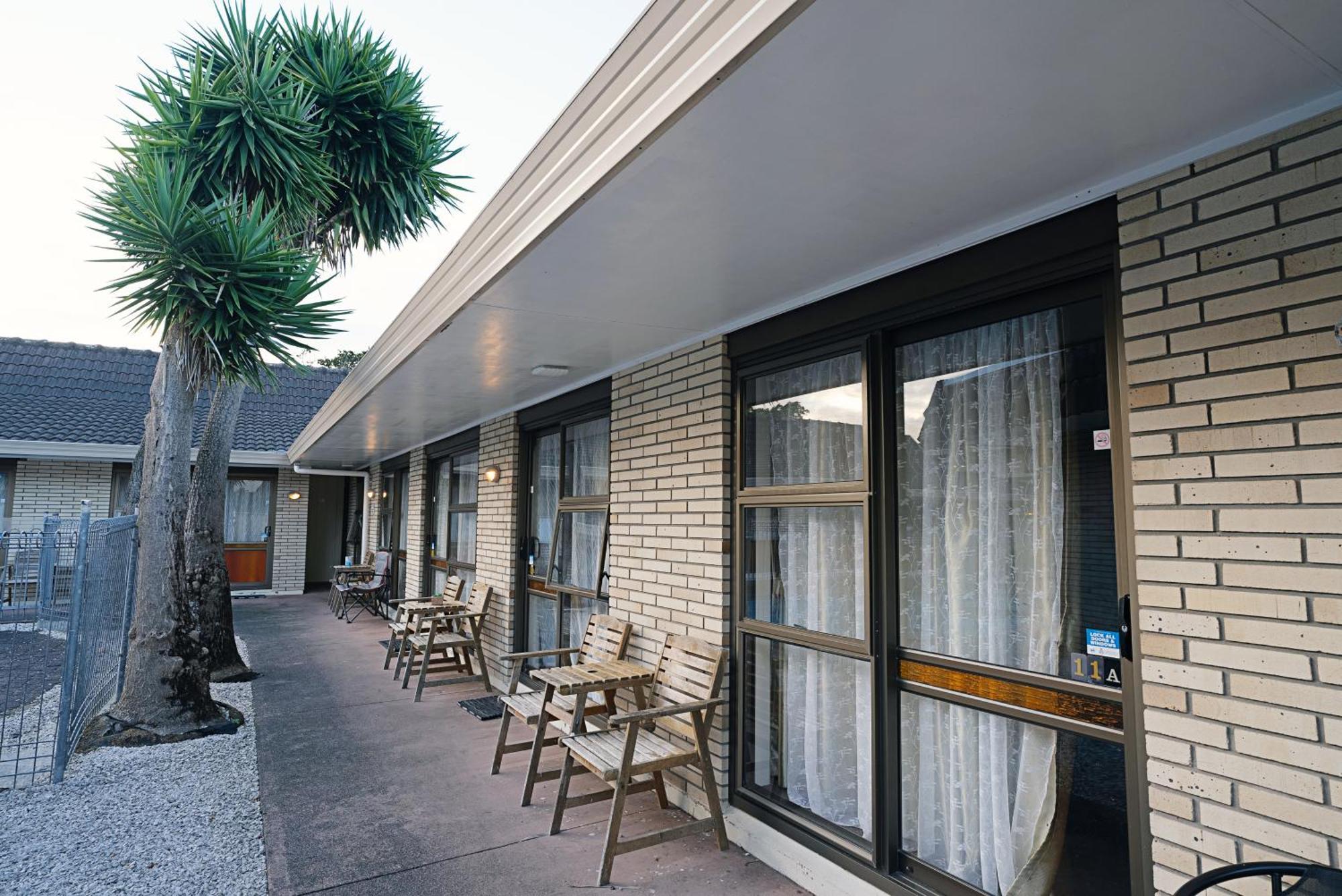 Dukes Midway Motel