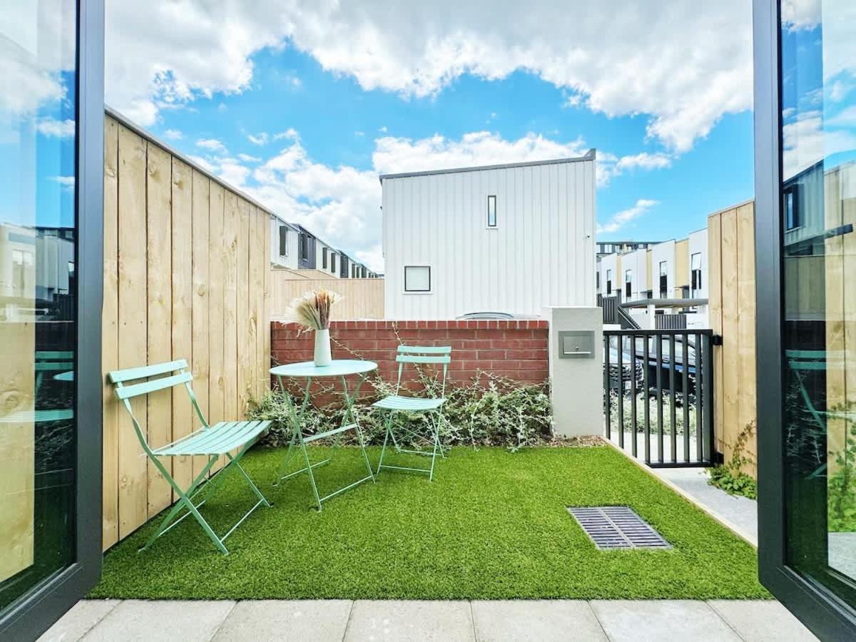 Garden Gem 2 Bdr & 1 Study Townhouse Near Center