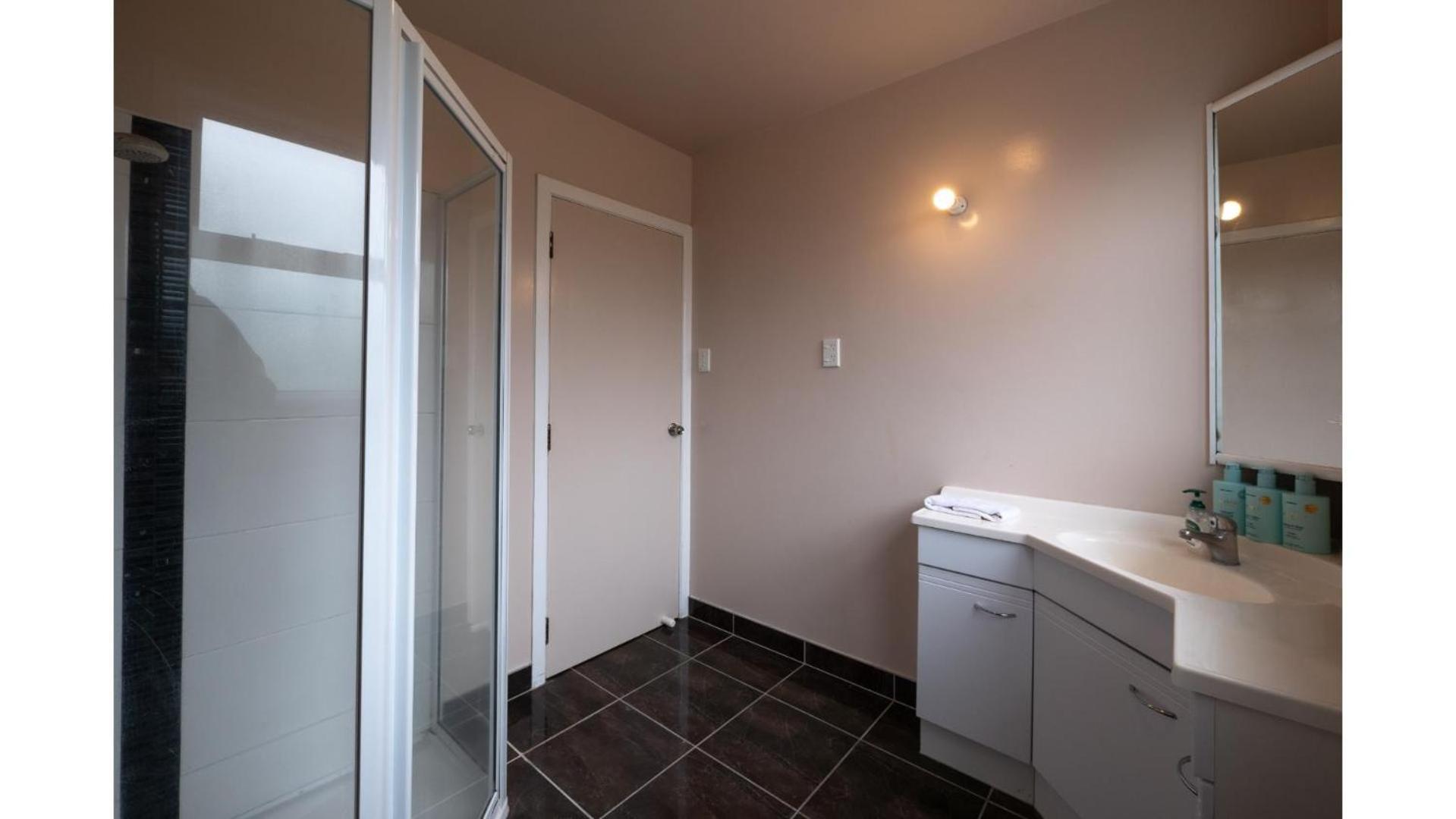 3-bedroom 2-bathroom Bright & Sunny Family Holiday home