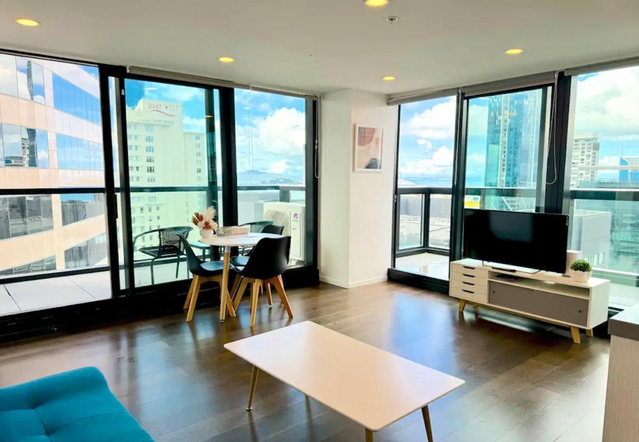 Gorgeous Seaview And Harbour View 2 Bedroom Apartment *