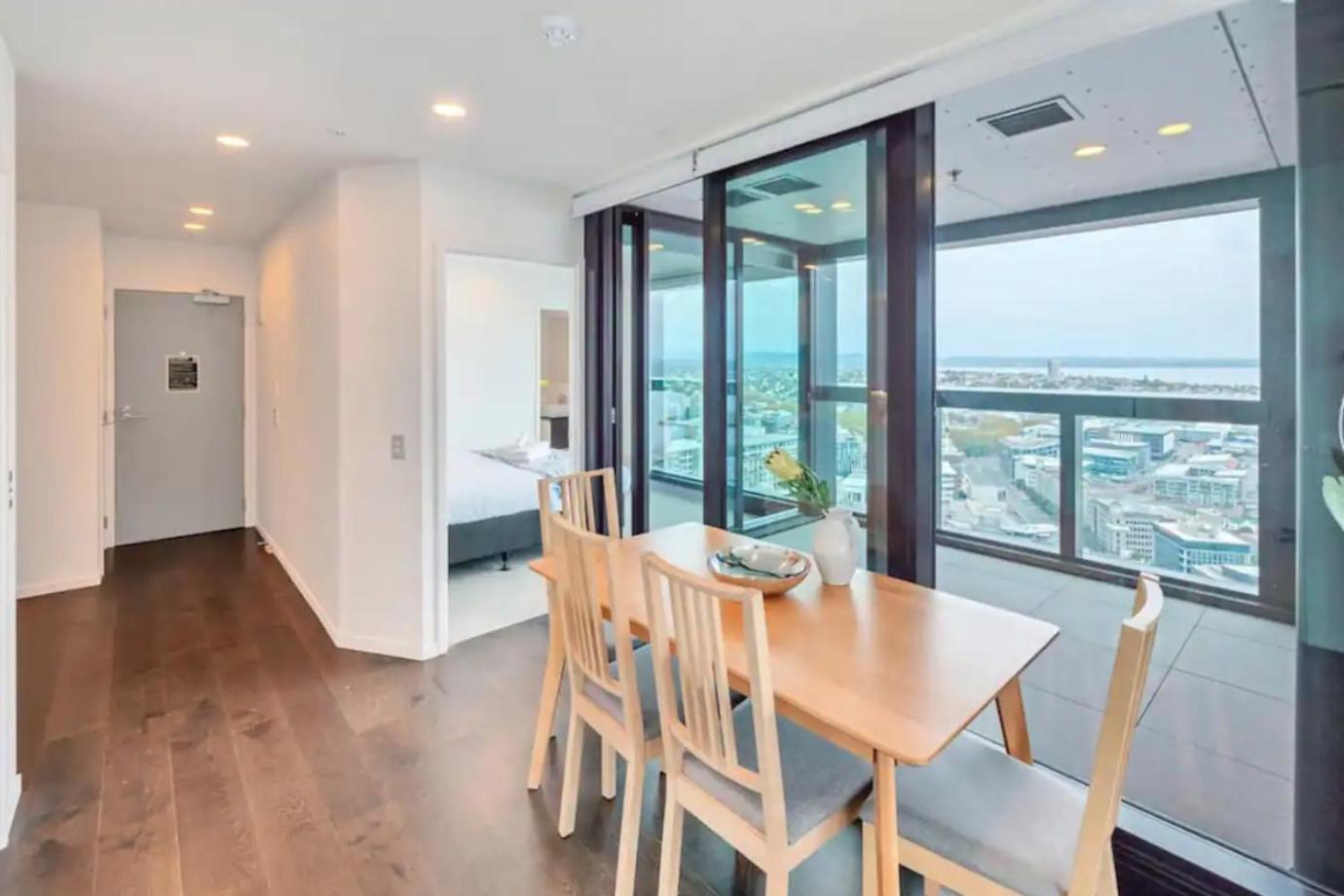 Gorgeous Seaview And Harbour View 2 Bedroom Apartment