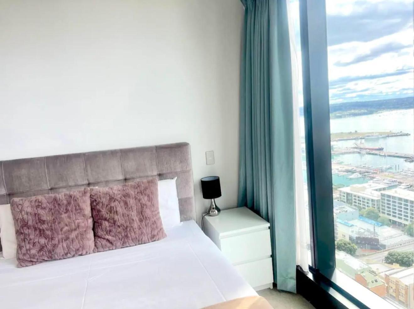 Gorgeous Seaview And Harbour View 2 Bedroom Apartment *