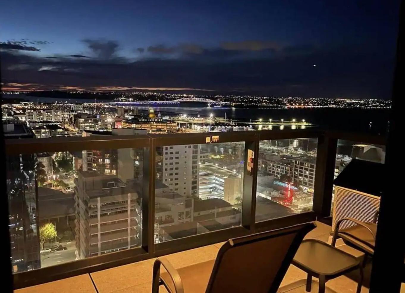 Gorgeous Seaview And Harbour View 2 Bedroom Apartment *