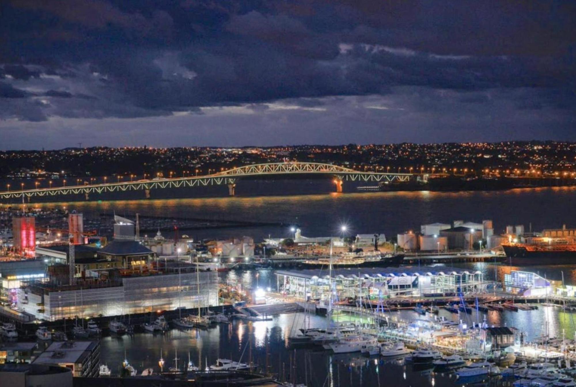 Gorgeous Seaview And Harbour View 2 Bedroom Apartment *