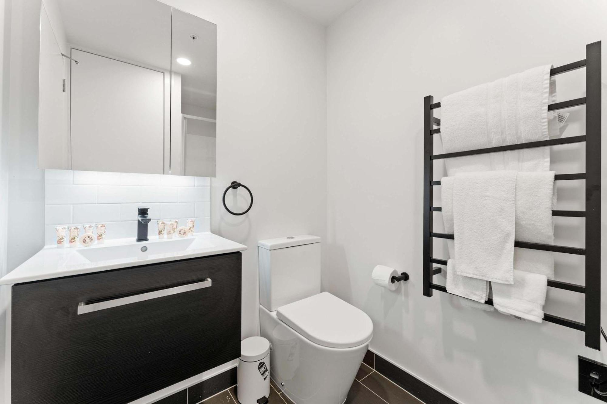Modern Penthouse 3 Bed & 2 Bath-skytower View-pool *