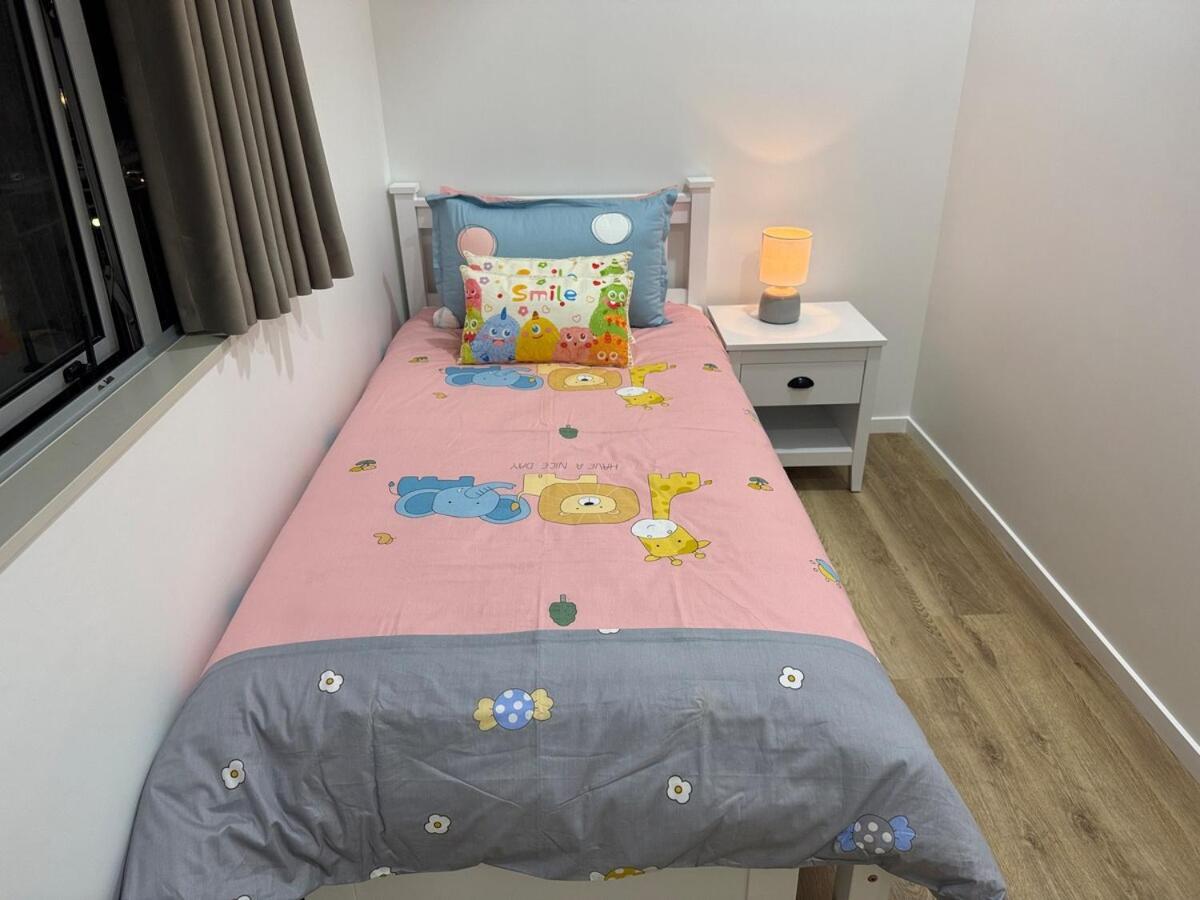 Penthouse Delight 3 Bd 2 Bth Free Carpark, Pool & Tennis Court Apartment