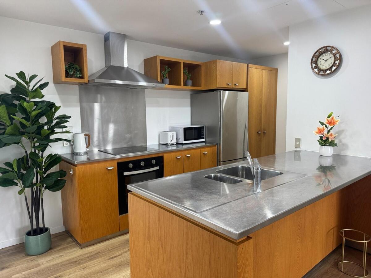 Penthouse Delight 3 Bd 2 Bth Free Carpark, Pool & Tennis Court Apartment *