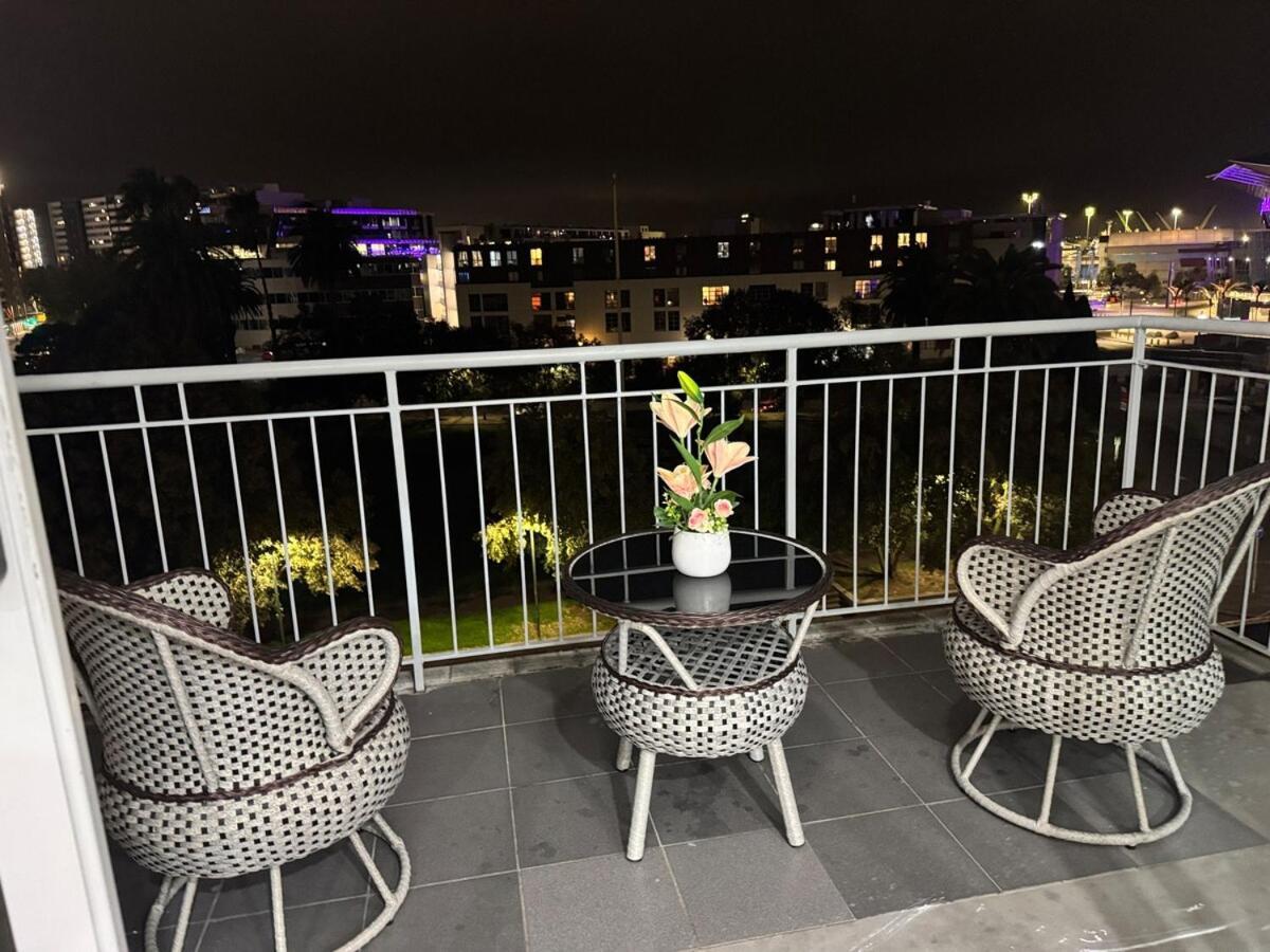 Penthouse Delight 3 Bd 2 Bth Free Carpark, Pool & Tennis Court Apartment Auckland