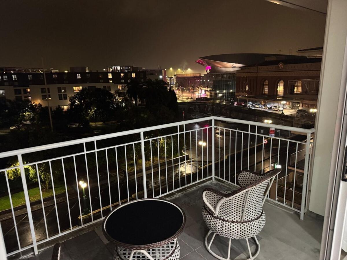 Apartment Penthouse Delight 3 Bd 2 Bth Free Carpark, Pool & Tennis Court *
