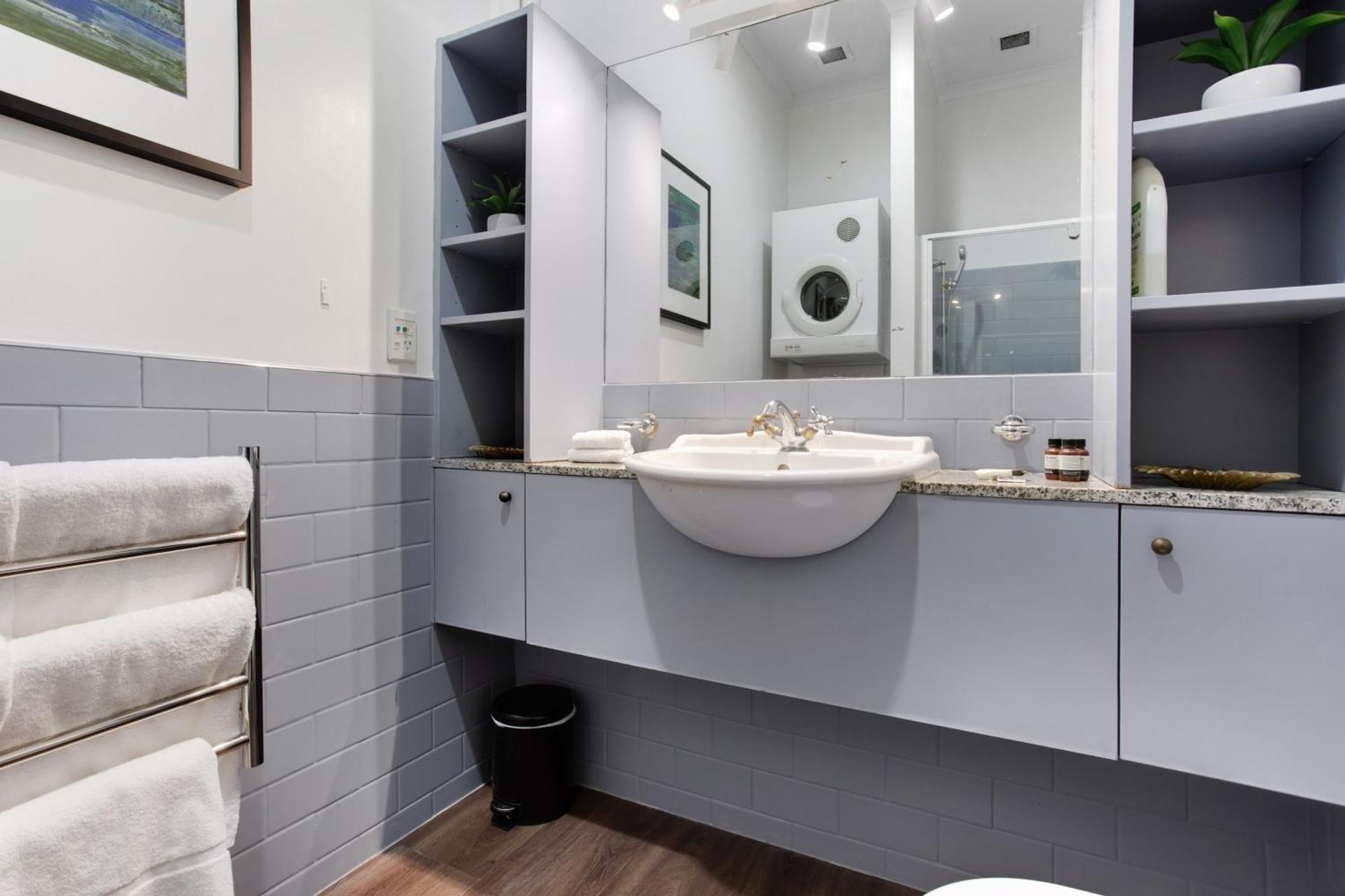 Spacious Newly Renovated Princes Wharf 1br *