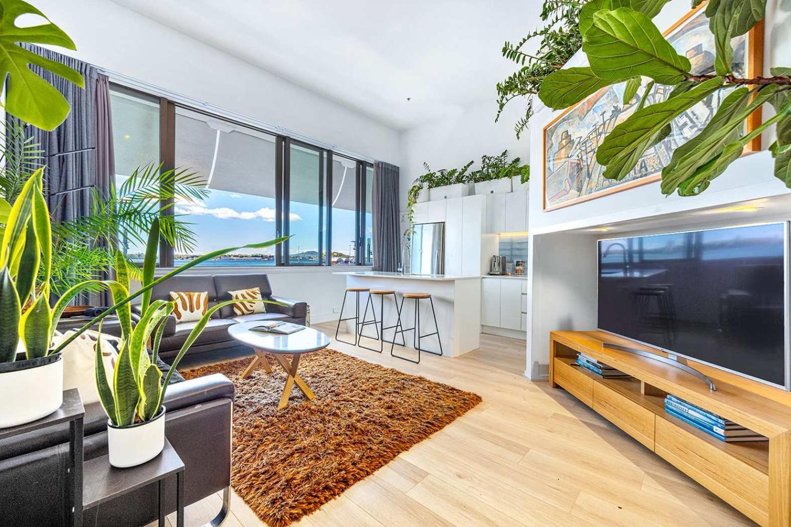Waterfront Loft At Quay, Walk To Ferry & Train Apartment *