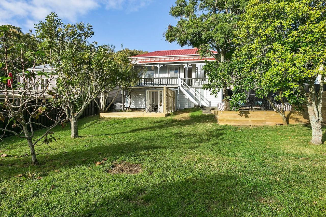 Park W/ Views & Deck Apartment Auckland