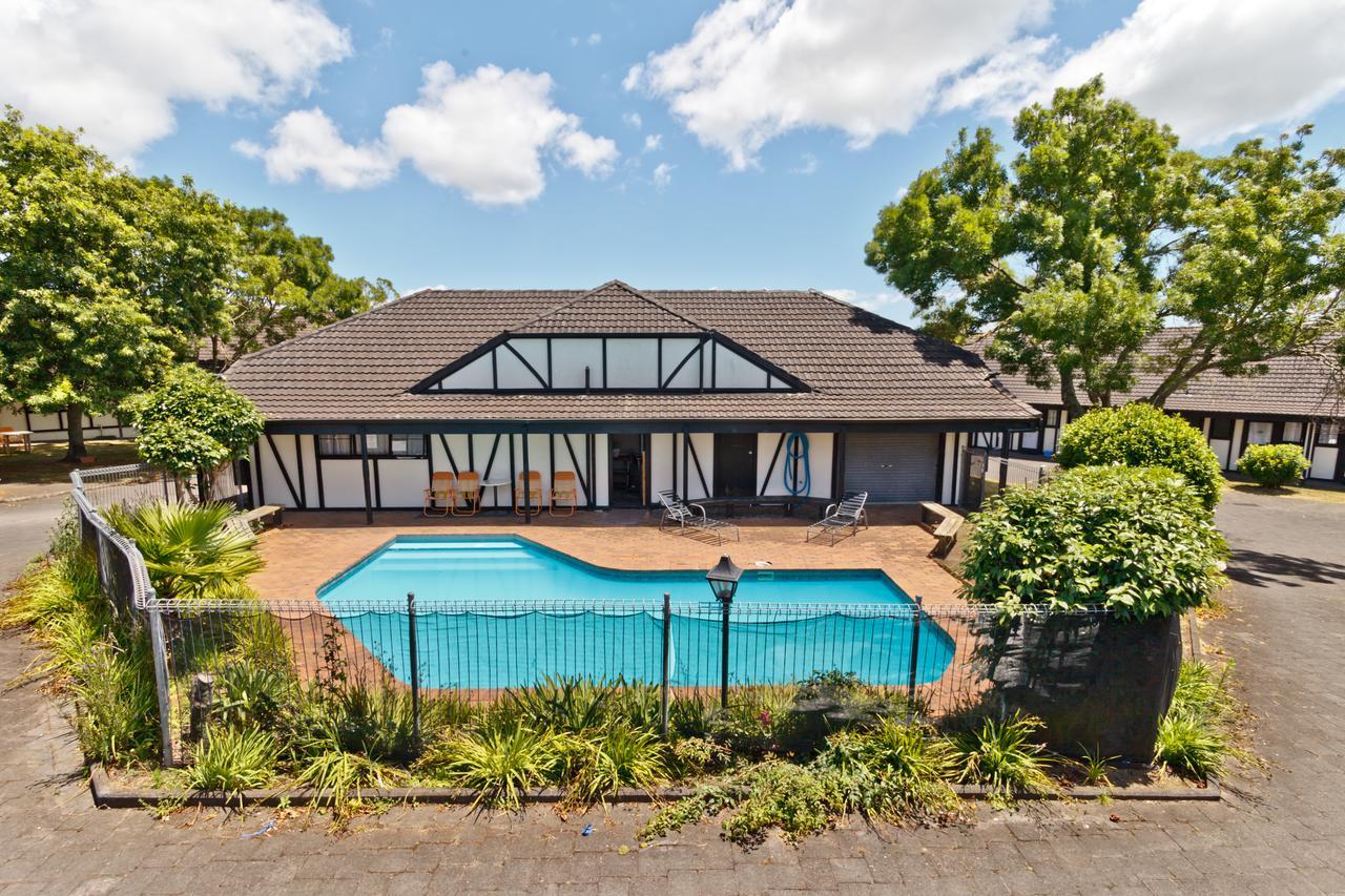 Oakwood Manor Motor Motel 3*