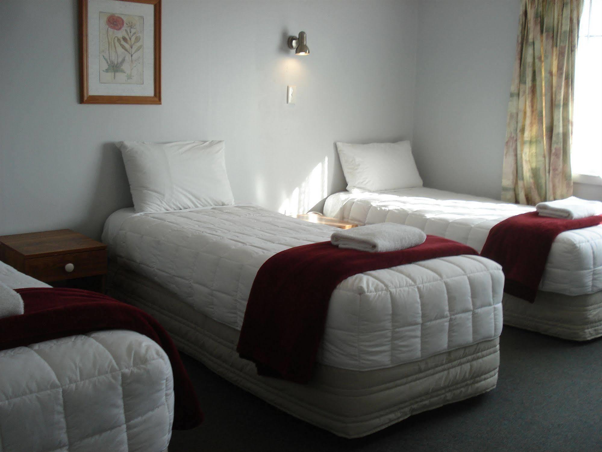 Oakwood Manor Motor Motel 3*