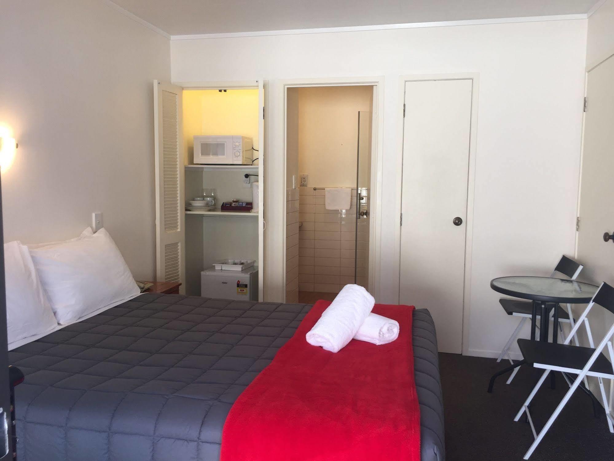 Dukes Midway Motel 4*
